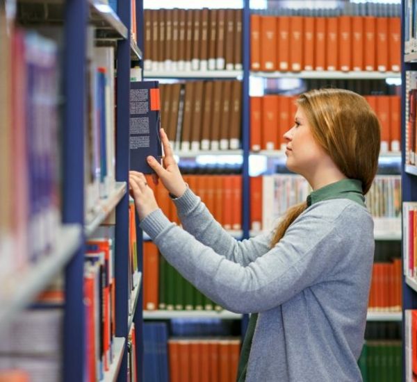Fachhochschule Dortmund: Studentin in der Bibliothek